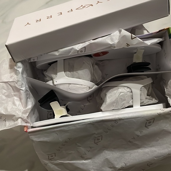 Katy Perry: Black/White Bow Sandals  Sise 7. - Picture 8 of 9